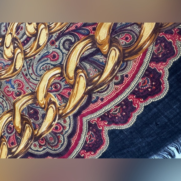 LOT 1546 HUGE CHANEL SILK CASHMERE SCARF 35 inches - Picture 10 of 16